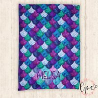 Monogramm Personalisierte Meerjungfrau Print Decke - Super Plüsch Minky Mit Aquarell Regenbogen Fisch Druck 30x40, 50x60, 60x80 Monogramm Personalisierte Meerjungfrau Print Decke - Super Plüsch Minky Mit Aquarell Regenbogen Fisch Druck 30x40, 50x60, 60x80 von LittlePeonyCo