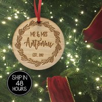 1 Stück Mr & Mrs Personalisierte Benutzerdefinierte Familie Nachname Est Jahr Birkenholz Laser Geschnitten Kranz Weihnachtsbaumschmuck von LittleQuine