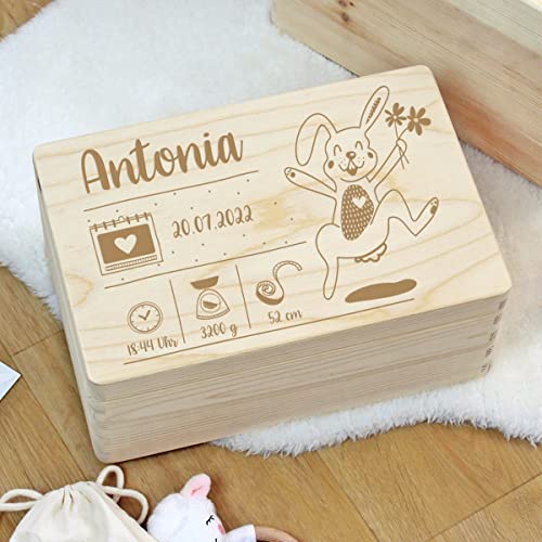 Personalisierbare Erinnerungskiste Hase aus Holz (30x20x14 cm) von LittleStars