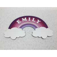 Holz Personalisierter Regenbogen Und Wolken Rosa Tür Oder Wandschild von LittleTimbersClocks