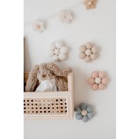 Pom Gänseblümchen - Filzblumen Wanddeko | Kleiner Wilder Kinderzimmer Deko Kinder Mädchenzimmer Dekor von LittleWildOneAU