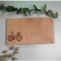 Frühstücksbrett Schneidebrett Aus Holz Personalisiert Mit Aeroad Rennrad Gravur - Geschenk Für Rennradfahrer, Sportler, Aeroadliebhaber Frühstücksbrett Schneidebrett Aus Holz Personalisiert Mit Aeroad Rennrad Gravur - Geschenk Für Rennradfahrer, Sportler, Aeroadliebhaber von LittleWoodSaar