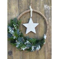 Weihnachtlicher Kranz, Türkranz, Wanddekoration, Fensterdekoration, Geschenkidee, Geschenk, Jutering, Weihnachtliche Dekoration Weihnachtlicher Kranz, Türkranz, Wanddekoration, Fensterdekoration, Geschenkidee, Geschenk, Jutering, Weihnachtliche Dekoration von LittleWreathFlowers