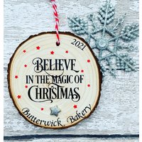 Dieses Haus Glaubt Dekoration, Familiendekoration, Personalisiertes 2021 Ornament, Personalisierte Christbaumkugel, Glaube An Den Zauber Der Dieses Haus Glaubt Dekoration, Familiendekoration, Personalisiertes 2021 Ornament, Personalisierte Christbaumkugel, Glaube An Den Zauber Der von Littlebearcrafts1