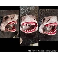 Kiefer Inspirierte Filmszene Mit Panzer Im Mund 3D-Magnet von Littlecorpsemagnets