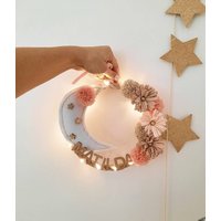 Mond Blumen Kranz Mit Namen Geburt Taufe Nachtlicht Baby Makramee Geschenk Kränzchen Babyparty Babyshower Mädchen Junge Deko von Littledreamkid