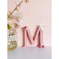 Freistehendes Holzbuchstabe-Dekor-Regal-Dekor-Mädchen-Schlafzimmer-Accessoires Girly Blumen-Fee-Engel-Dekor Jede Farbe Und Buchstabe von Littlesparklesbtique