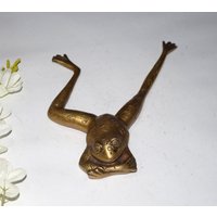 Frosch Statue | Handgefertigte Amphibien Thema Skulptur Messing Pappgewicht von LittletalesCreations