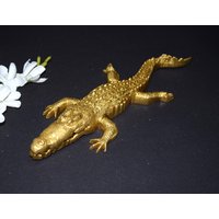 Goldene Krokodil Statue | Messing Reptil Motiv Tisch Showpiece Wohndeko Papierbeschwerer Aus Metall von LittletalesCreations