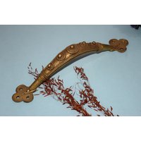 Messing Bastar Art Türgriff | 22, 5 cm Handgeschnitzte Pull Florales Design Bogen Wohnaccessoires von LittletalesCreations