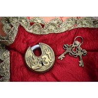Messing Lord Shiva Vorhängeschloss | Schloss Mit Om Symbol Und Trident Gravur Positive Vibes Home von LittletalesCreations
