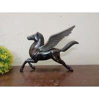 Messing Pegasus Tier Statue Tisch Dekor Prunkstück | Fliegender Engel Pferd Fengshui Büro Home Skulptur Gewicht - 1 Kg Ca von LittletalesCreations