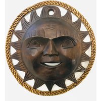 Holzschnitzerei Tiki-stil Sonnengesicht Mit Rattanrand, Handgemachte Hölzerne Volkskunst Wandbehangdekor, Vintage Dekoration, Mitte Des Jahrhunderts Holzschnitzerei Tiki-stil Sonnengesicht Mit Rattanrand, Handgemachte Hölzerne Volkskunst Wandbehangdekor, Vintage Dekoration, Mitte Des Jahrhunderts von LivRetro