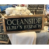 Strand Dekor Benutzerdefinierte Stadt Längen Breite Schild Mit Seestern - Oceanside Küsten Wohnkultur Holz & Metall Housewarming Geschenk von LiveCoastal