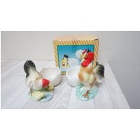 2 Eierbecher Vintage Hühnerhalter Retro Wohnkultur Huhn Küken Porzellan Keramik Becherhalter Tier Kinder von LivePastVintage