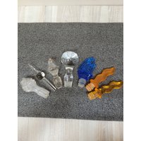 Lot Von 7 Ersatz Stopfen Für Getränke Dekanter Flasche, Klare Glaskugel Lucite Blau Schiff Orange Flamme Karaffe Verschluss Kork Alt Set Facettiert von LivePastVintage