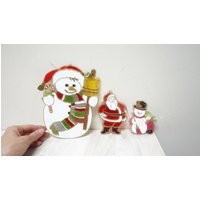 Set Von 3 Faux Buntglas Weihnachtsmann Schneemann Weihnachten Fensterschmuck Hängende Suncatcher Sonnenfänger Vintage Rot Weiß Wandbehang Dekoration von LivePastVintage