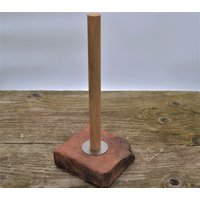 Küchenrollenhalter Aus Ziegelstein Und Echtholz von LivetheBrickDesign