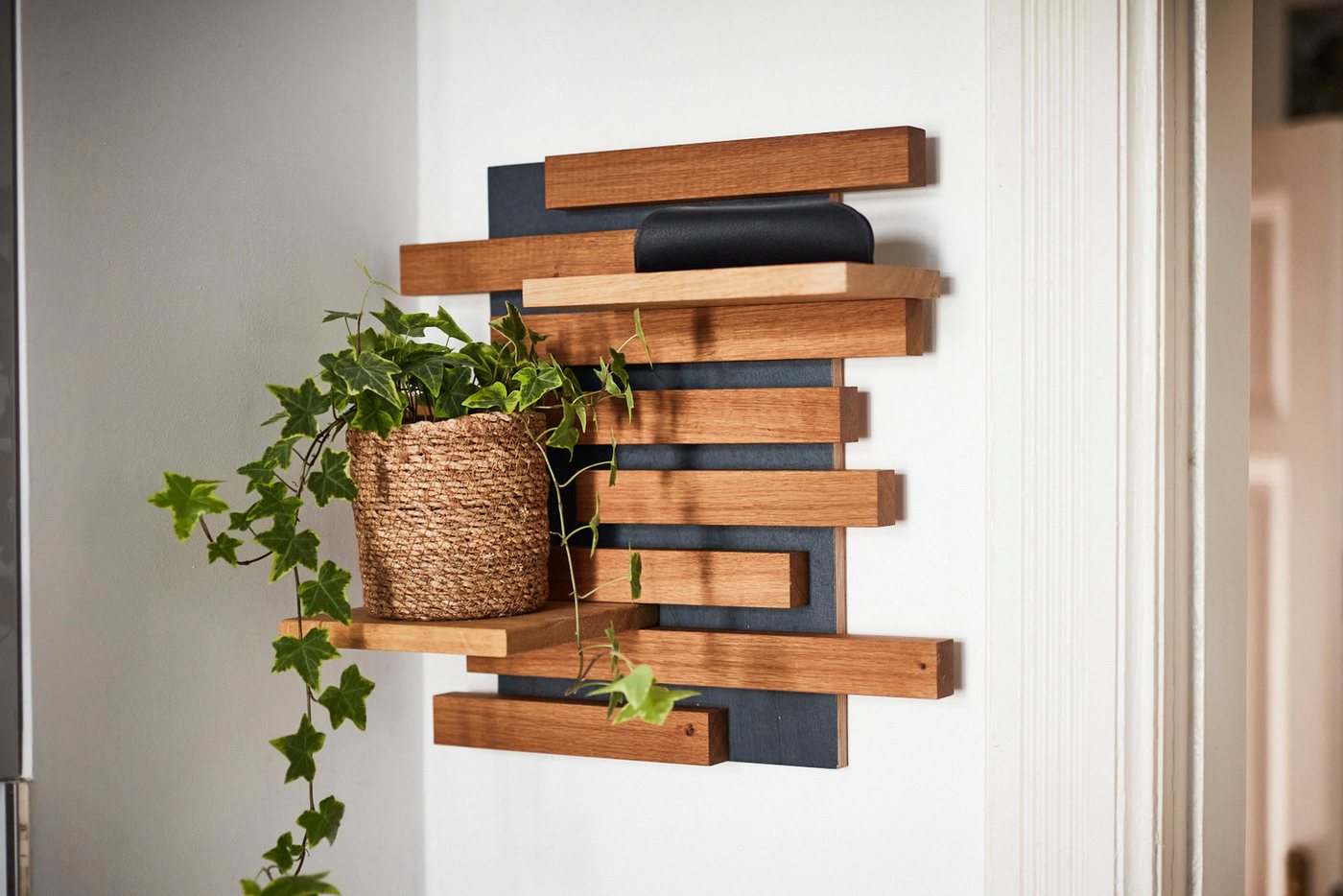 Living Oak Wandregal Eiche massiv mit Leisten auf Grundplatte, Made in Germany von Living Oak