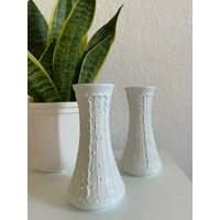 Vintage 60Er Jahre Midcentury Modern Op Art Matte Weißes Biskotte Porzellan Strukturierte Knospen Vasen Royal Kpm Germany Bavaria 2Er Set von LivingHistoryDesign