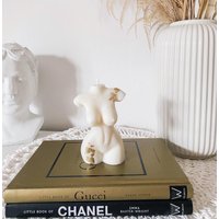 Goldene Body Candle Woman Torso Ästhetisch Blattgold Vegan Geschenkidee Creme Frauenkörper Minimal Kerze Abstrakt von LivingKunst
