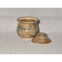 5 1/2 "Texturierte Eisen Handgemachte Steingut Keksdose -Cj02 von LivingSoulPottery