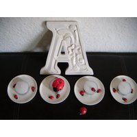 Holzbuchstabe , Weiß Shabby Chic Mit Tellerchen Und Dekoset Holz Marienkäfer von LivingVintageDE