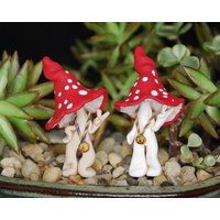 Fairy Garden Polymer Clay Zeigt Hippie Pilz Männer Mit Roten Kappen von LizIdahoArt