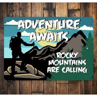 Adventure Awaits Schild, Rocky Mountains, Bergsteigen, Reiseschild, Familie Erkunden, Dekor Schild Erkunden von LiztonSignShop