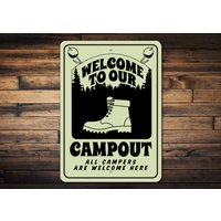 Campout Schild, Süßes Camping Geschenk, Familie Von Campern, Campingleben, Lounge, Camp Room Dekor, Retro Camper Vans von LiztonSignShop