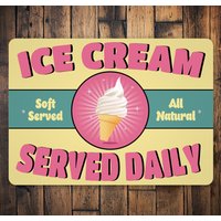 Ice Cream Served Daily Schild, Daily, Retro Eisschild, Eisliebhaber, Eisküche, Küchendekoration, Moms Kitchen, Metall von LiztonSignShop