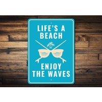 Lifes A Beach Schild, Retro-Strandgeschenk, Vintage-Strandgeschenk, Dekor Für Strand, Süßes Surf-Geschenk, Surfgeschenke, Retro-Surfer-Schild von LiztonSignShop