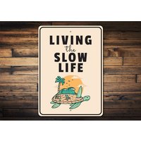 „Living The Slow Life"-Schild, Retro-Strandgeschenk, Vintage-Strandgeschenk, Dekor Für Den Strand, Wanddekorationsschild, Strandwandgeschenk von LiztonSignShop
