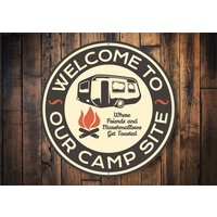 Lustiges Camping Schild, Freunde, Schild Für Camping, Deko, Draußen Wohnen, Leben Auf Dem Campingplatz von LiztonSignShop