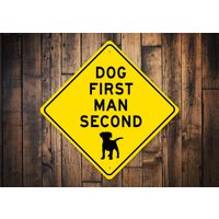 Lustiges Dog Over Man Schild, Süßes Hundedekor, Hund Erster Mann Zweite, Deko Für Hunde, Hundeliebhaber, Hunde Home Geschenk, Achtung Hundeschild von LiztonSignShop