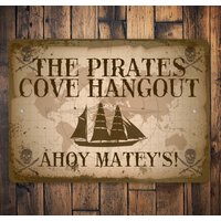 Piraten Cove Hangout Schild, Hangout, Liebhaber Schild Für Piraten, Kid Zimmer Karibik Pirat, Qualitäts Metall von LiztonSignShop