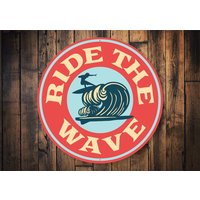 Ride The Wave Schild, Surflounge Geschenk, Kinder Surfzimmer Geschenk Für Kinder, Küstenkind, Deko Zum Surfen, Surfer, Mädchen Surfhütte von LiztonSignShop