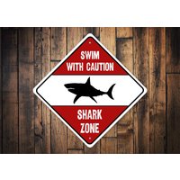 Schwimmen Mit Vorsichtsschild, Hai Warnschild, Achtungsschild, Stranddekoration, Hai-Strandschild, Schild Für Haie, Hai-Liebhaber von LiztonSignShop