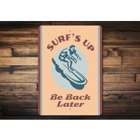 Surfs Up Be Back Schild, Lustiges Surf Geschenk, Surfer Shack Dekor, After Home Surfen Strand Veranda von LiztonSignShop