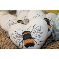 Honigbiene Hängendes Herz Stoff Hummel Herz. Love Bees -Bienen Lavendel Hängendes Besticktes Bienenherz, Stoffherz von LizzieDixonDesigns