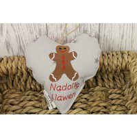 Weihnachts Lebkuchenmann Hängeherz - Nadolig Llawen Festlicher Weihnachtsdeko Hängeornament von LizzieDixonDesigns