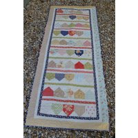 Fig Tree Kleine Stadt Bett Läufer von LizzieTheQuilter