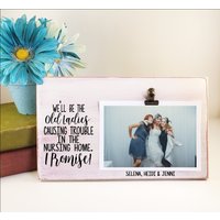 Personalisierter Rahmen Für Die Besten Freunde, Benutzerdefinierter Lustiger Holzbilderrahmen, Wir Verursachen Probleme Im Pflegeheim, Lustiges Personalisierter Rahmen Für Die Besten Freunde, Benutzerdefinierter Lustiger Holzbilderrahmen, Wir Verursachen Probleme Im Pflegeheim, Lustiges von LizzyFishSigns