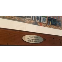 Passen Sie Ihre Erinnerungen An Personalisierte Ovale Acrylbilderrahmen-Plaketten Mit Schwarzer Gravur von LnMLaser