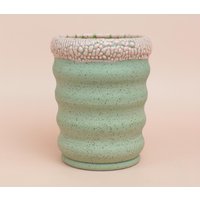 Groovy Pink Gloopy Becher - Baby Blau Gesprenkeltes Weinglas Gewellte Wassertasse Versandfertig von LoFiPotter