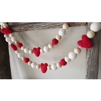 Filzherz-Girlande Handgefertigte Holzperle Valentinstag Dekor von LoaLyInc