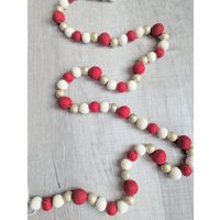 Weihnachtsgirlande Rot, Weiß & Gold Filzkugel Girlande | 150 cm Weihnachtsgirlande Rot, Weiß & Gold Filzkugel Girlande | 150 cm von LoaLyInc