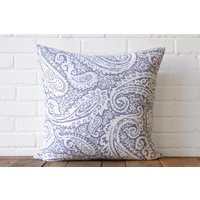 Blau Paisley Square Baumwolle Throw Pillow von LocalProduceDesign
