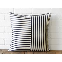 Dunkelblau Gestreiftes Kissen Mit Jeansrücken von LocalProduceDesign