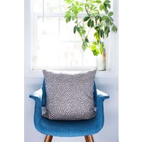 Graue Punkte Kissen von LocalProduceDesign